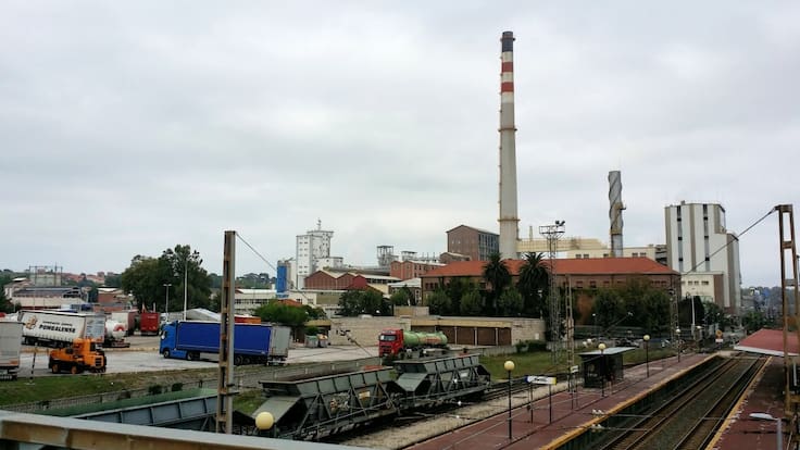 La planta de cogeneración de biomasa de Solvay en su complejo de Torrelavega entrará en funcionamiento en 2027