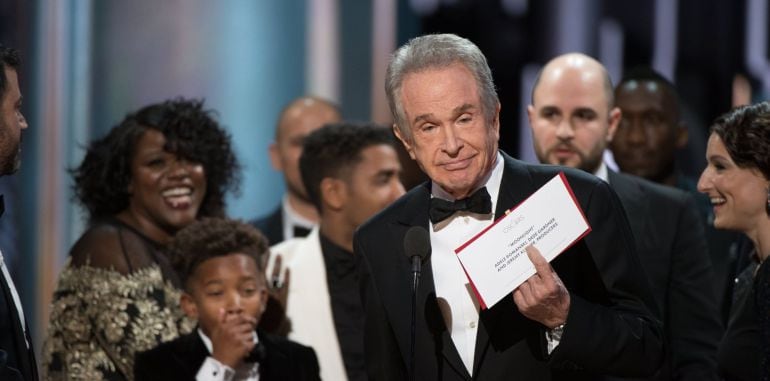 Imagen de Warren Beatty durante la 89 edición de los Óscars y su polémico error en el anuncio en la categoría de mejor película.