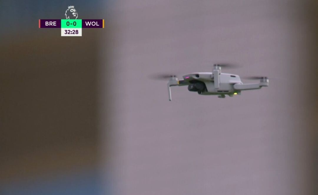 Un dron sobrevuela el campo del Brentford