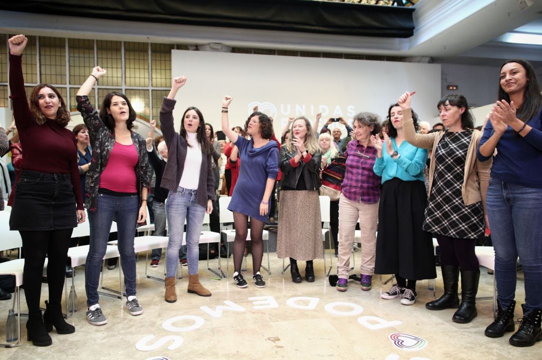 Dina Bousselham, junto a Isa Serra, Irene Montero o Sofía Castañón, en un acto pasado de Unidas Podemos. 