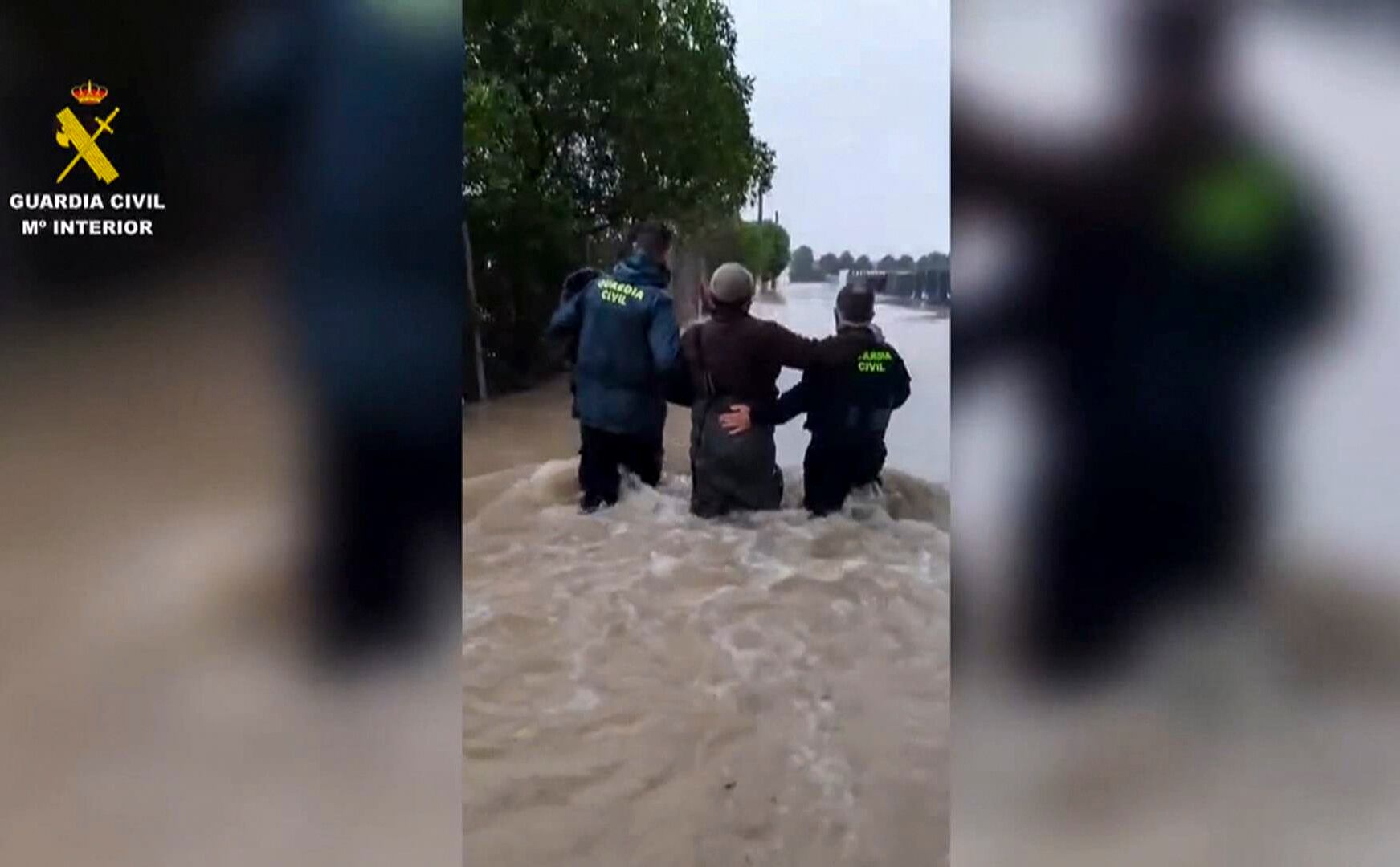 Captura vídeo de la Guardia Civil del operativo de rescate tras las inundaciones por la subida del río Guadalete en zonas rurales de Jerez de la Frontera.