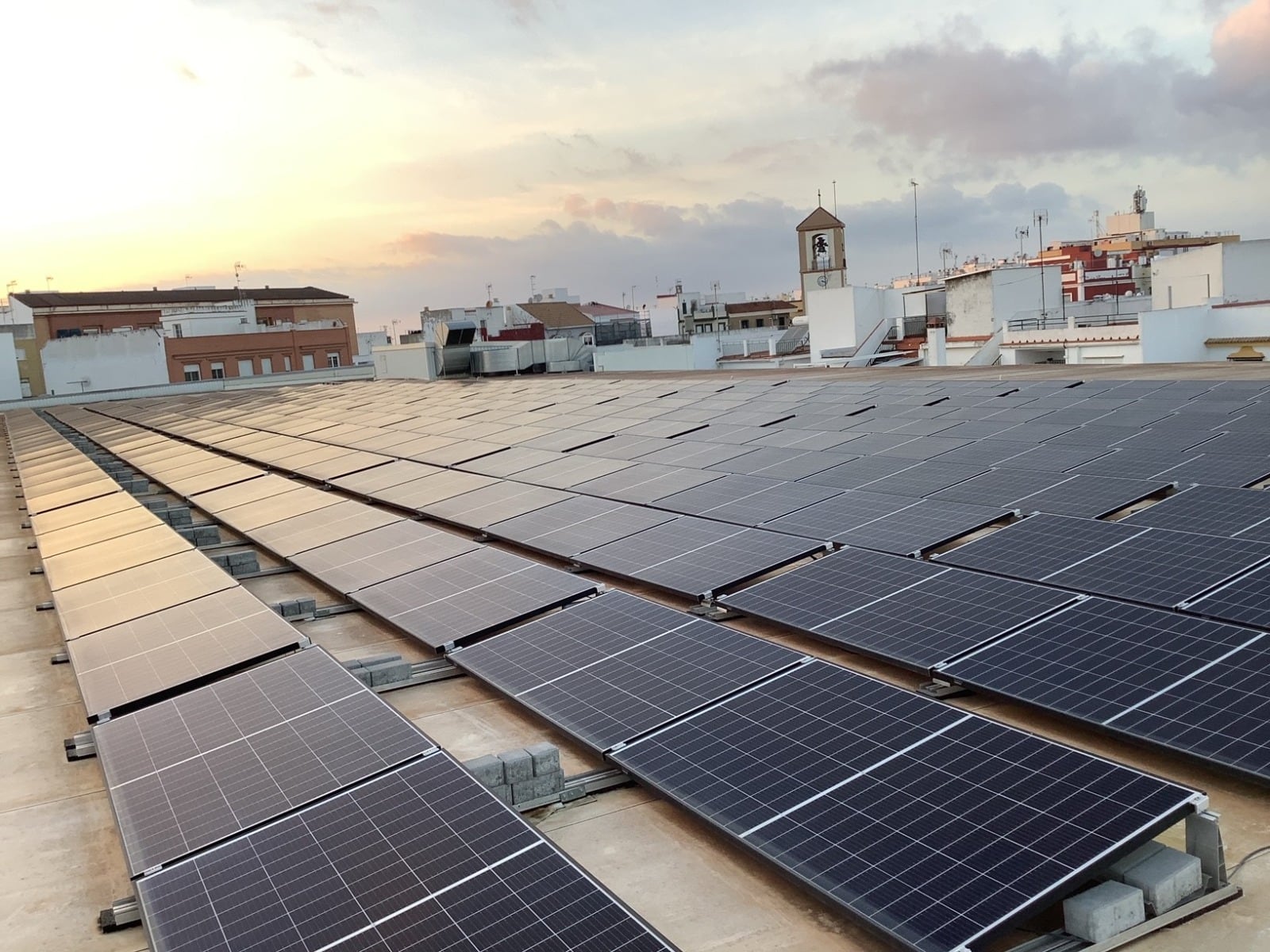 Imagen de placas solares en edificios