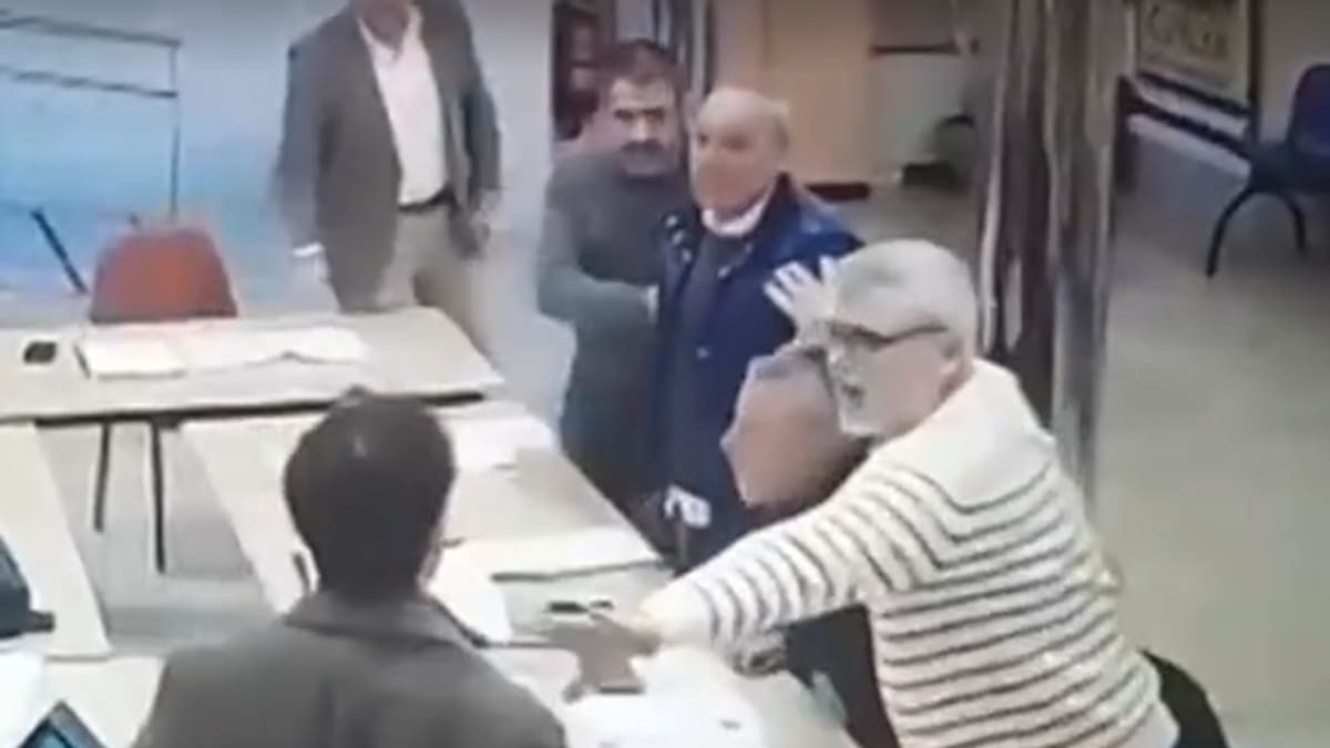 Vox denuncia a un concejal del PSOE en Aranjuez por lanzarle un vaso tras llamarle "fascista"