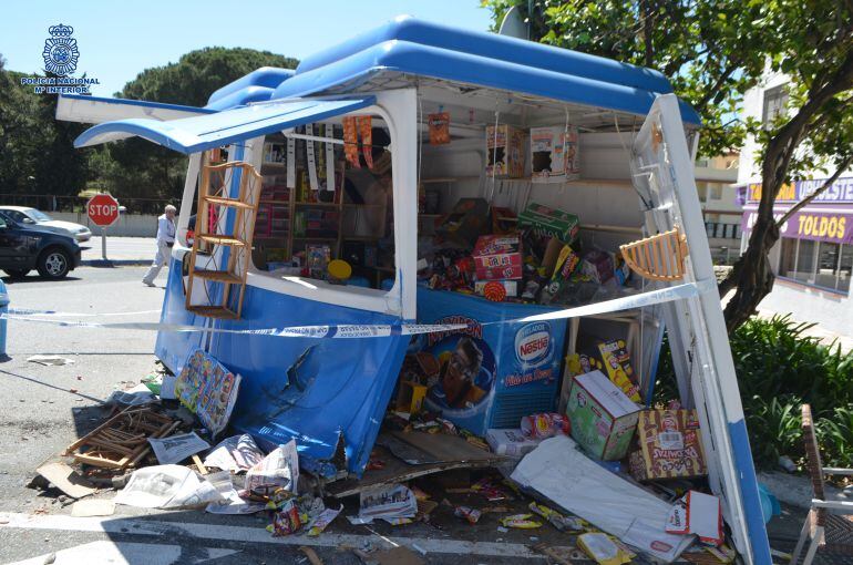 Estado del quiosco tras el incidente con el vehículo en Marbella (Málaga)