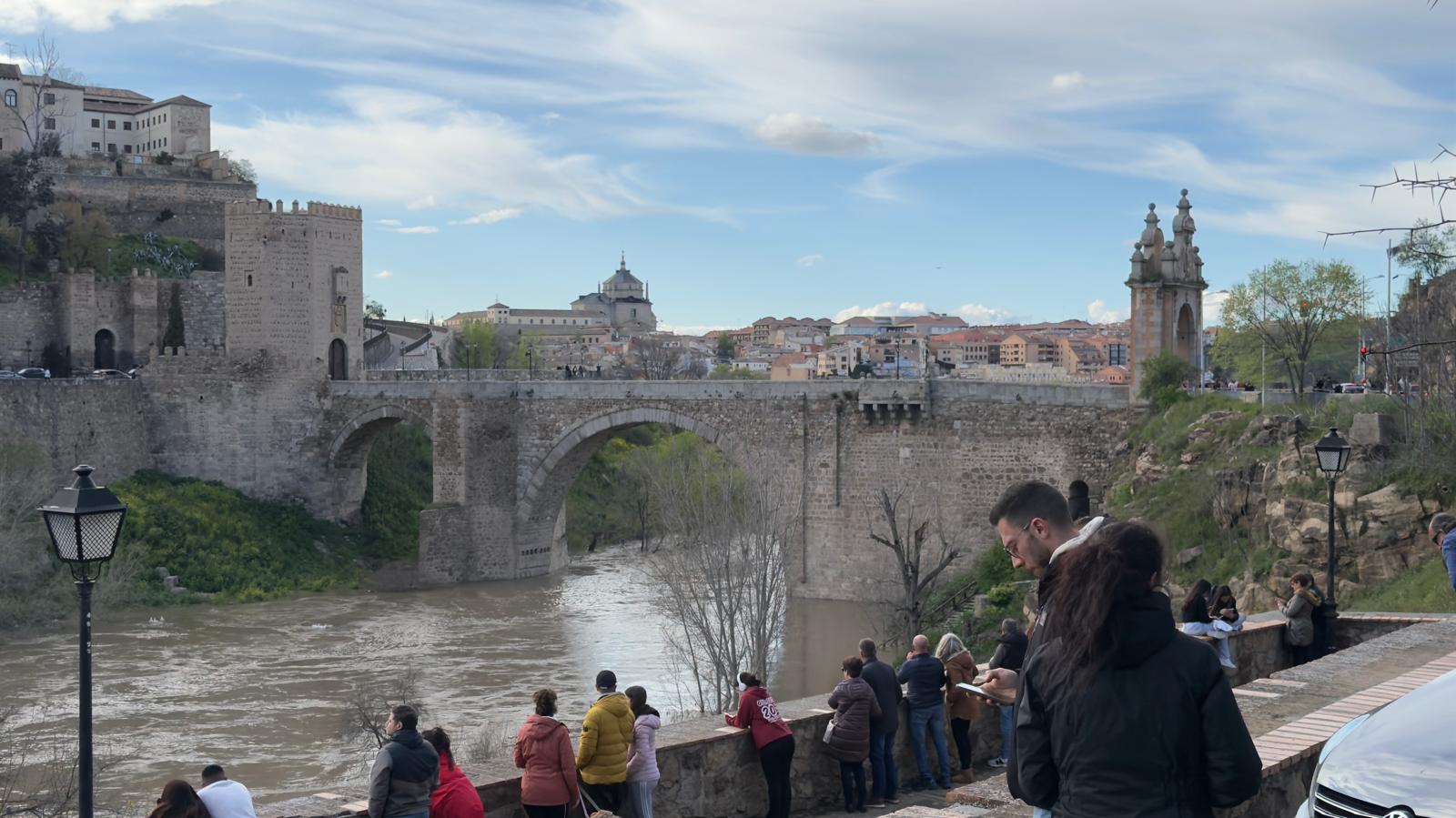 Gran expectación por la crecida de caudal del río Tajo en Toledo