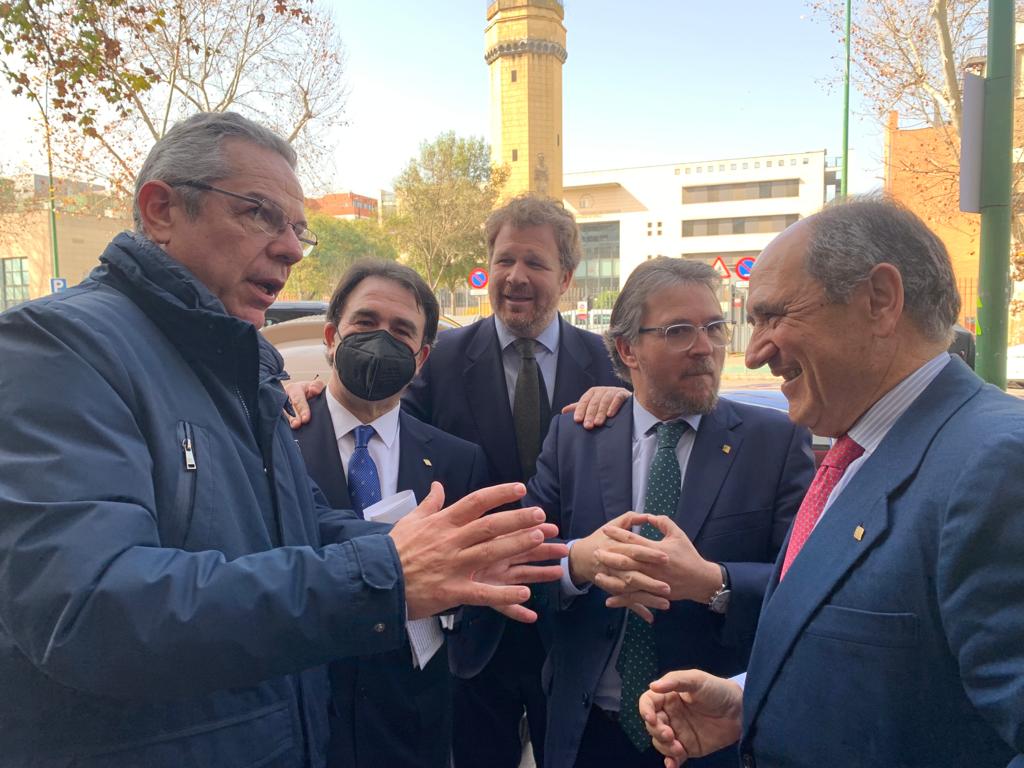 Los hermanos Martín, junto al director general del grupo Jerónimo Martín y Salomón Hachuel