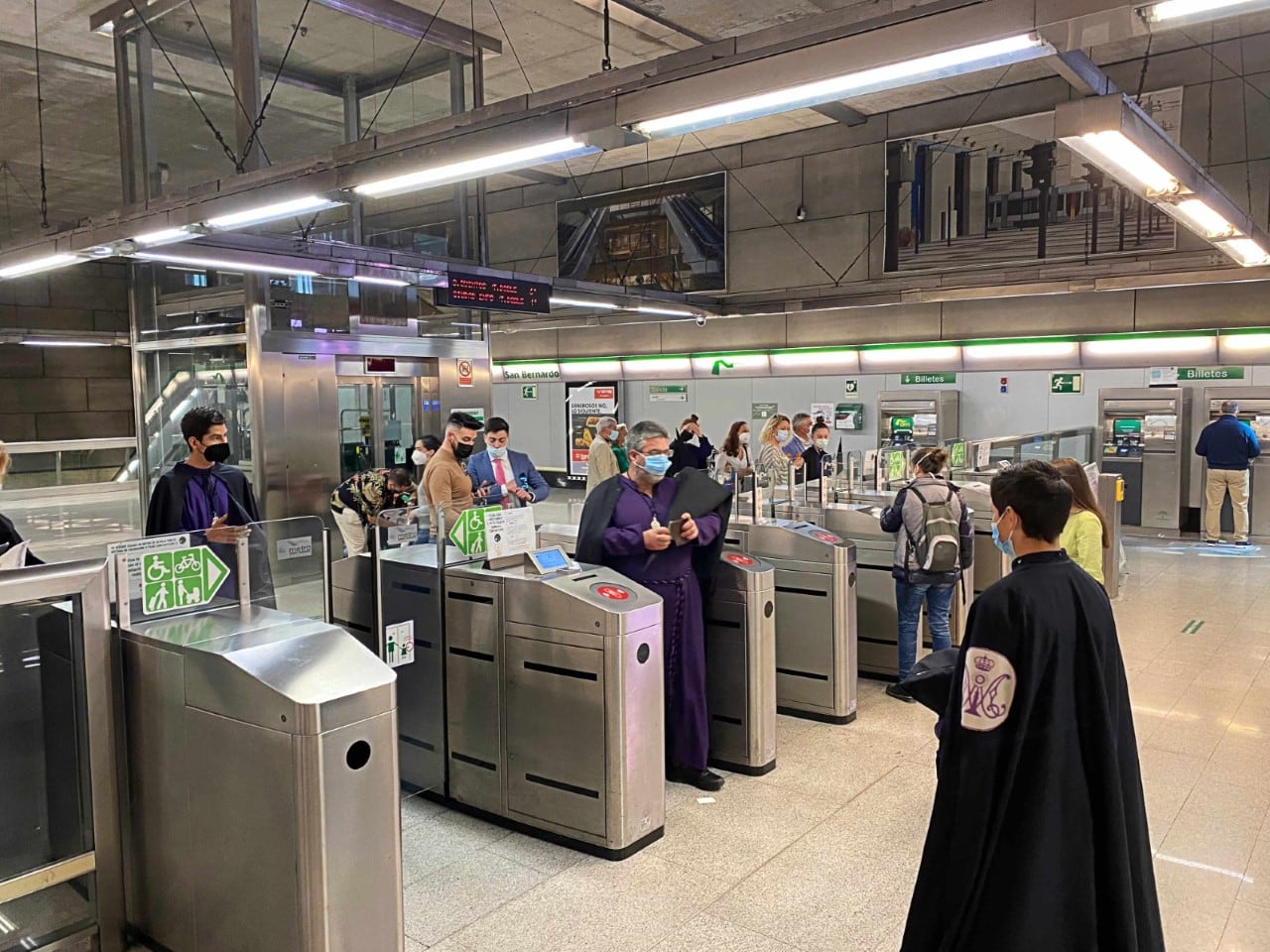 Instante del paso de usuarios del Metro en Sevilla durante la Semana Santa