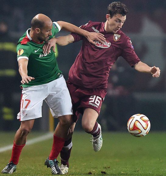 TOR75 TURÍN (ITALIA), 19/02/2015.- Mikel Rico (i), del Athletic Club de Bilbao, pelea por el balón con Matteo Darmian, del Torino, durante el partido de ida de dieciseisavos de final de la Liga Europa que enfrenta a sus equipos en el estadio Olímpico de Turín, Italia, hoy, jueves 19 de febrero de 2015. EFE/Andrea Di Marco