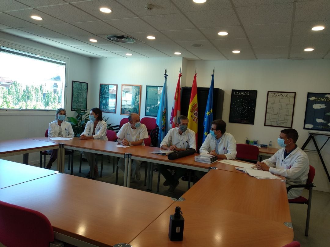 El arquitecto Carlos Sobrini (tercero por la derecha) explica al equipo directivo del Hospital de los Santos Reyes las directrices que guiarán el proyecto del nuevo hospital de Aranda