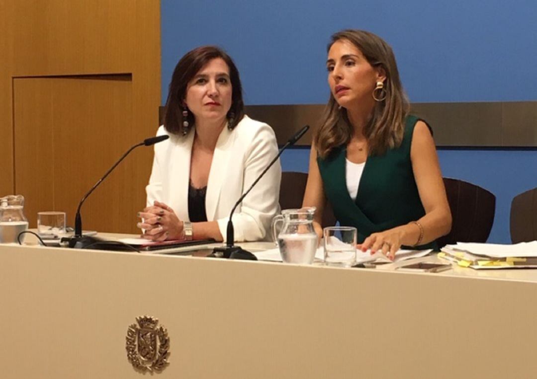 La vicealcaldesa, Sara Fernández, y la concejala de Hacienda, María Navarro, durante la presentación de los resultados de la auditoría 