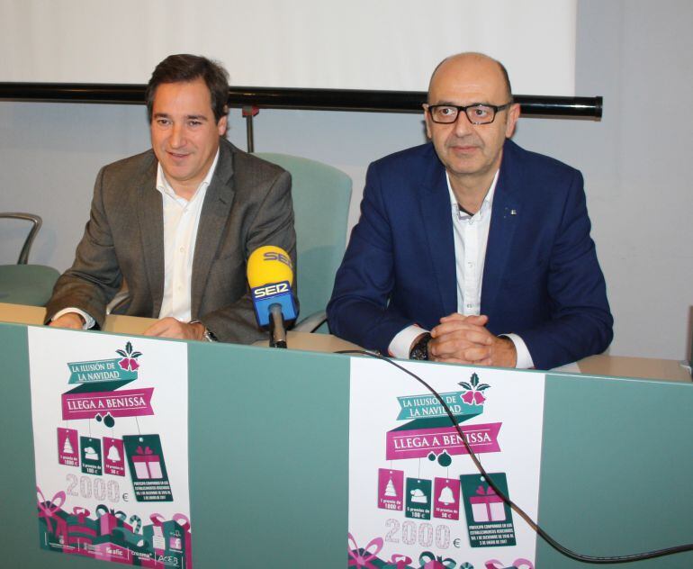 Juan Bautista Roselló, alcalde de Benissa, y Lucas Vicente, vicepresidente de la ACEB, en la presentación de la campaña de promoción comercial 2016.