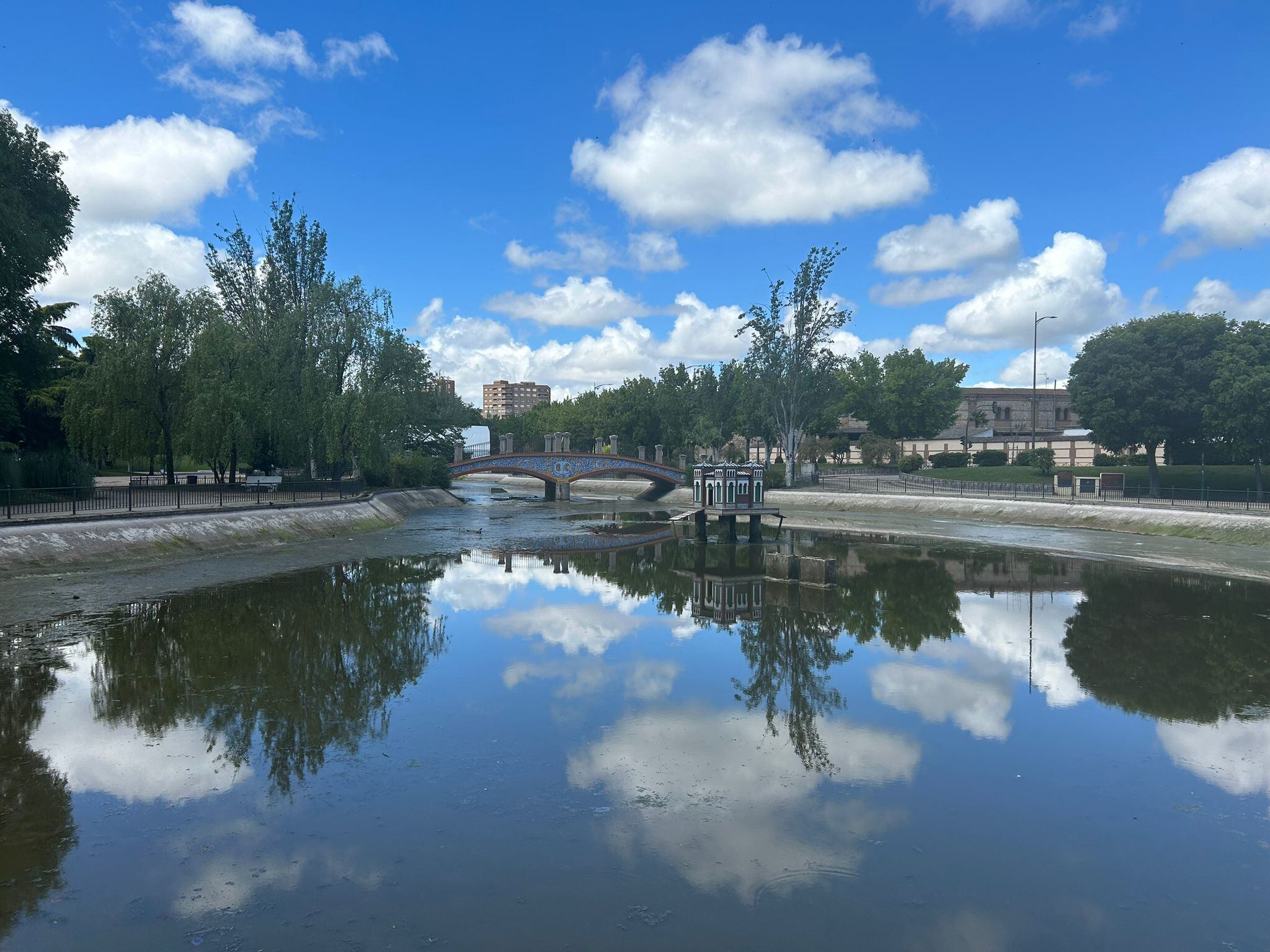 La limpieza y vaciado del lago de la Alameda ha arrancado esta semana y estará en perfecto estado para las Ferias de San Isidro 2024.