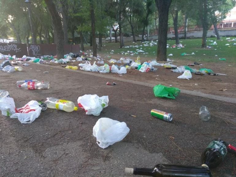 Situación en la que quedaron los alrededores del Parque Prado Ovejero, lugar donde se celebró el festival Amanecer Bailando