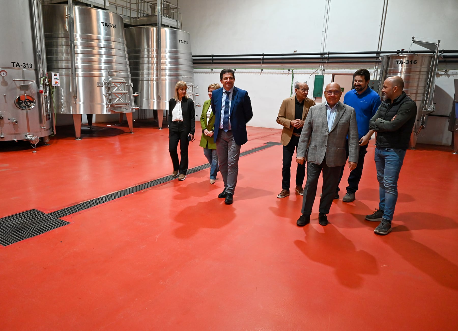 Miguel Ángel Valverde, presidente de la Diputación, durante una visita a  la bodega &quot;Vinícola de Castilla&quot; en Manzanares