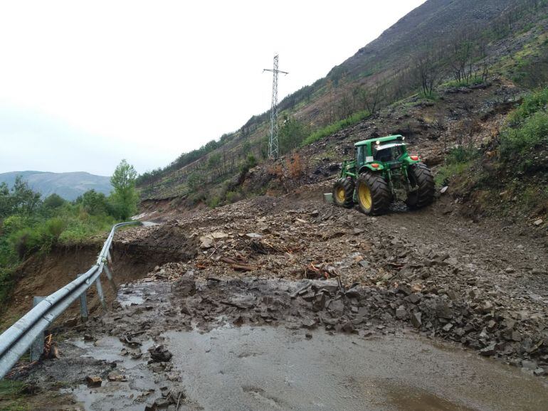 Un tractor logró abrir el paso