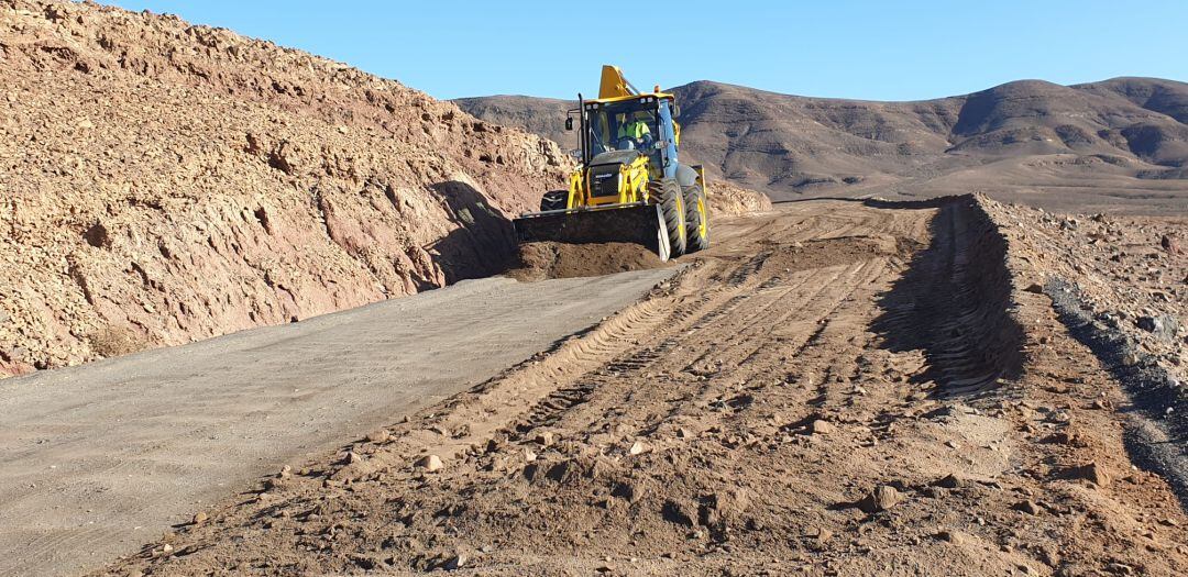Máquinas trabajando en los caminos de Papagayo.