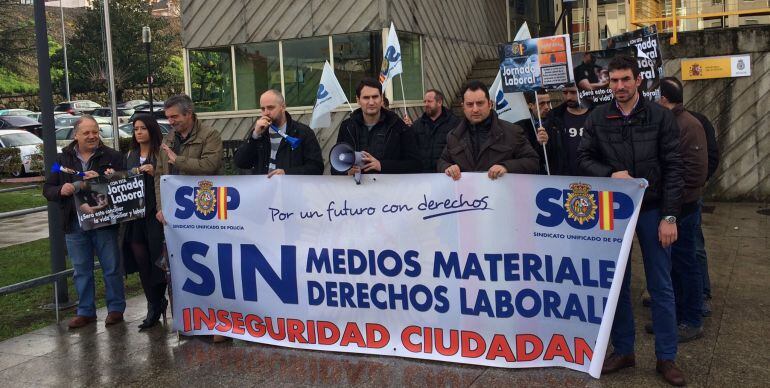 La concentración de los agentes frente a la comisaría provincial