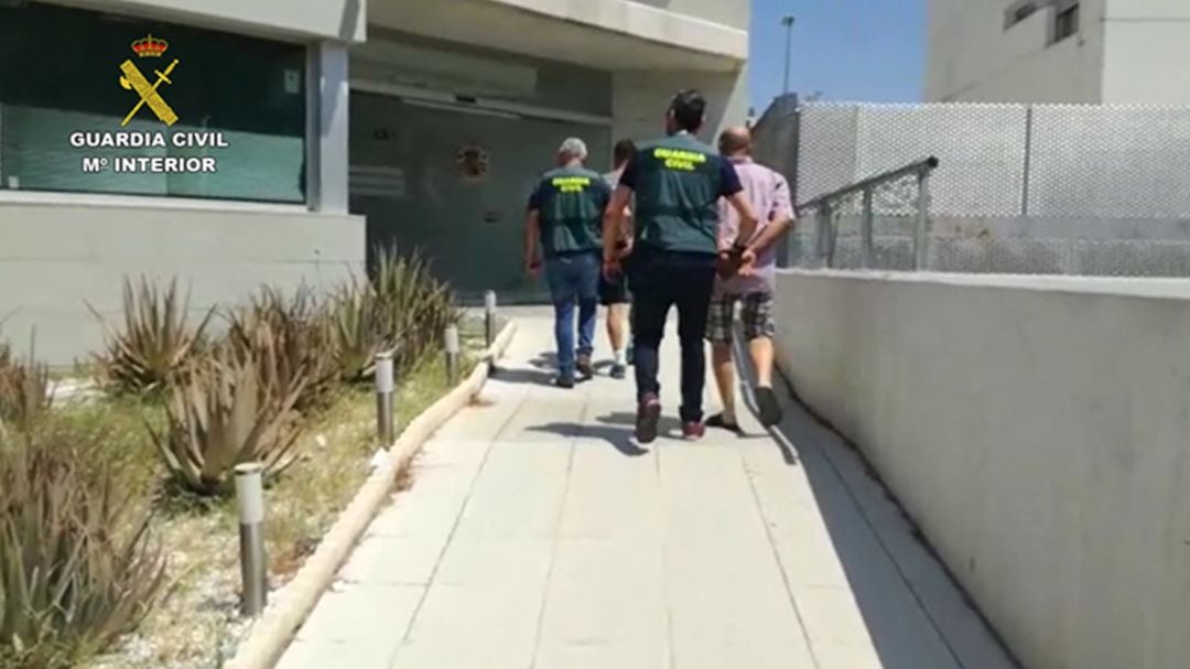 La Guardia Civil trasladando a los detenidos al cuartel