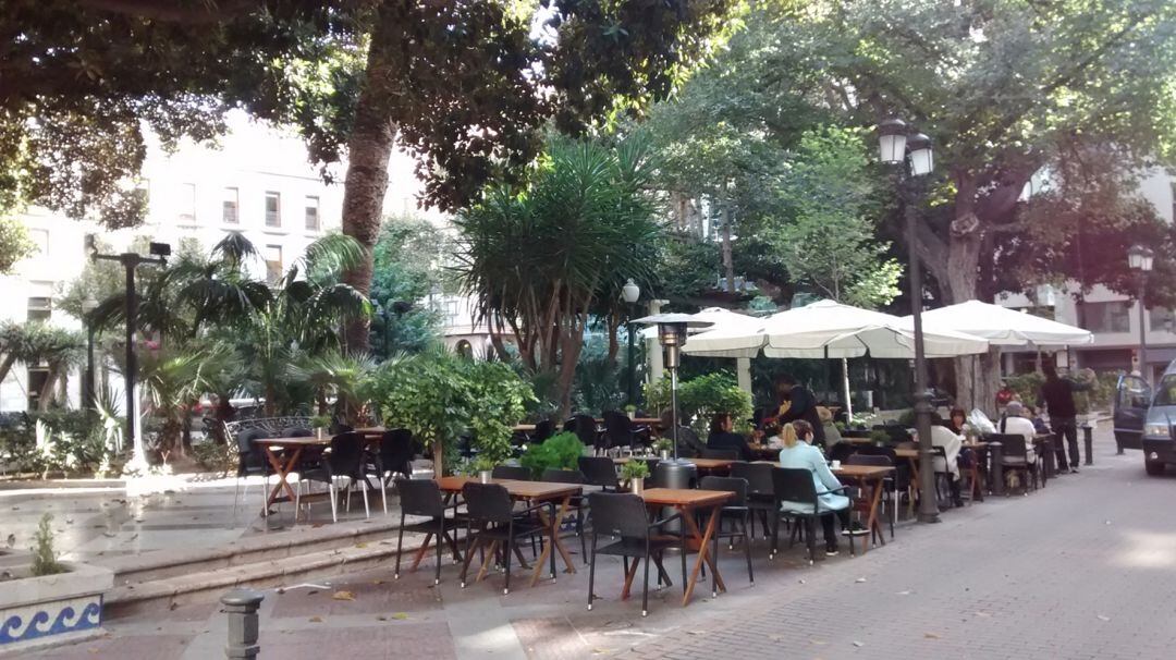 Veladores en la plaza Gabriel Miró