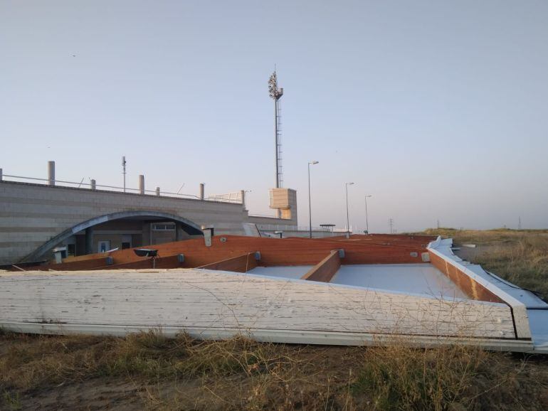 Parte de la cubierta que arrancaron las fuertes rachas de viento