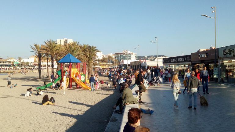 Imagen de archivo de la playa y el paseo del Arenal en Xàbia, durante Pascua.