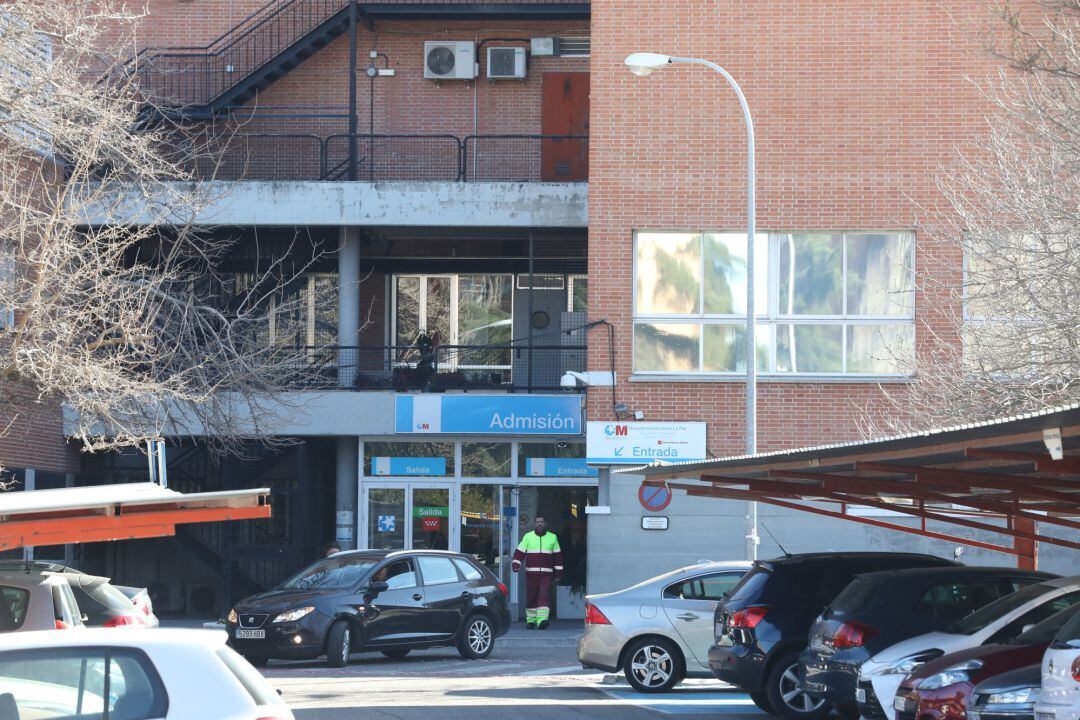 Entrada al Hospital Carlos III, donde se encuentra ingresado el primer paciente por coronavirus en Madrid, un hombre de 24 años que visitó el norte de Italia. 