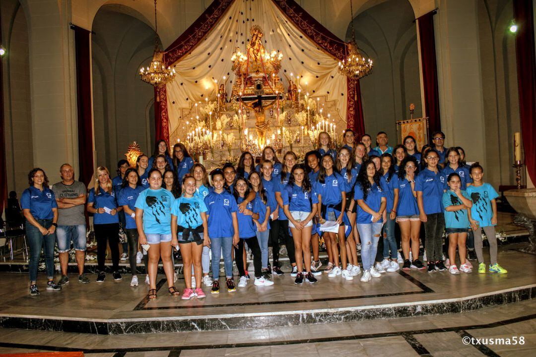 El Elda Prestigio ante el altar de la iglesia de Santa Ana