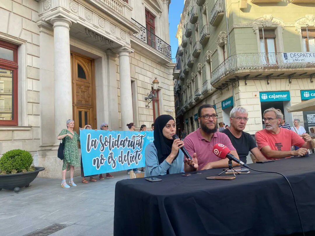 Imatges de la concentració en suport a Mohamed Said Badaoui a la Plaça Mercadal / ADEDCOM