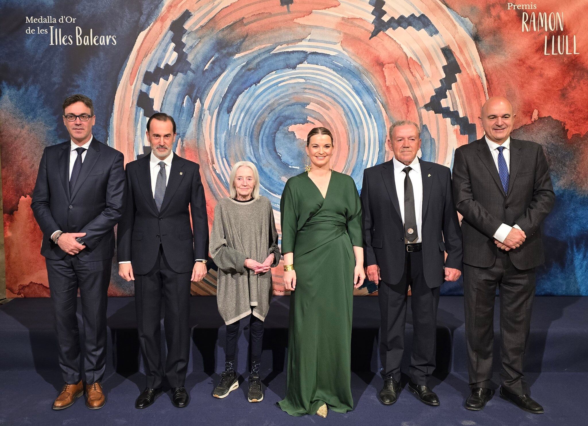 Los premiados junto a autoridades en el acto oficial del Día de Baleares 2026