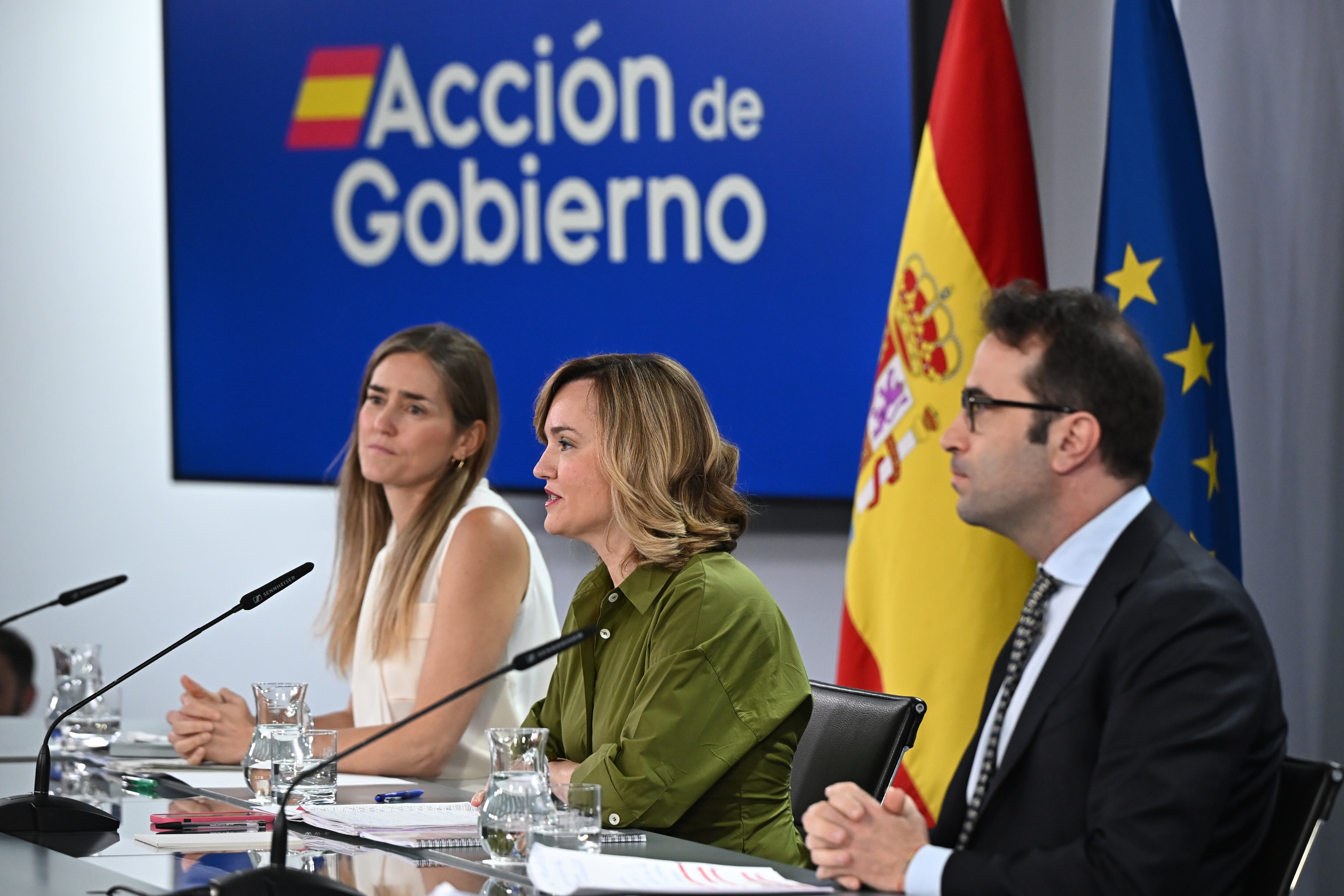 La ministra de Educación, Formación Profesional y Deportes y portavoz del Gobierno, Pilar Alegría (c); la vicepresidenta tercera y ministra para la Transición Ecológica, Ana Aagesen, y el ministro de Economía, Carlos Cuerpo, durante la rueda de prensa posterior a la reunión del Consejo de Ministros, este martes, en el complejo del Palacio de la Moncloa