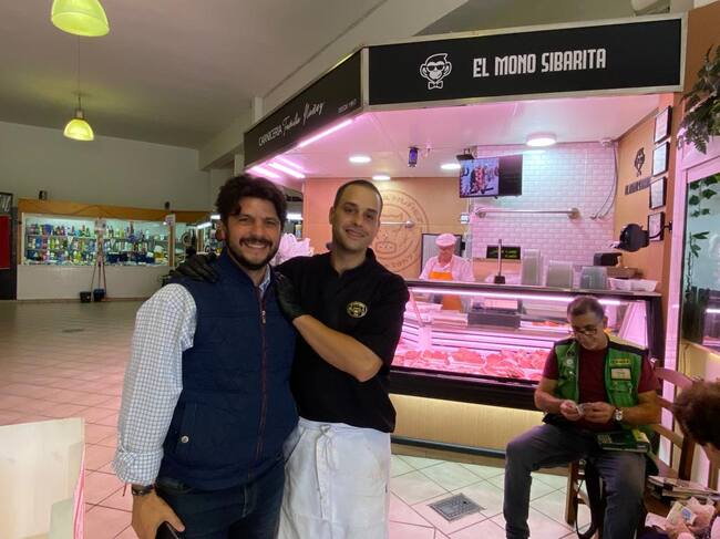 Sergio Pelayo y responsable de "El mono sabio"