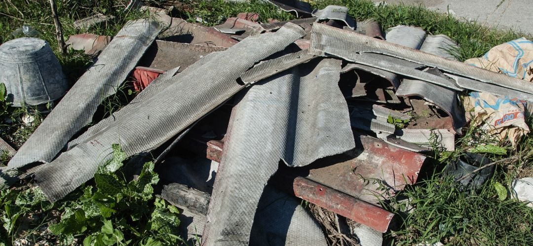 Placas de amianto de tejados abandonadas