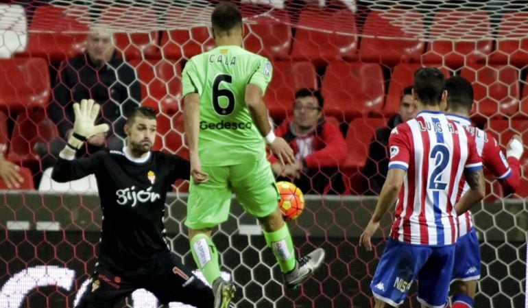 El defensa del Getafe Cala (c) remata a puerta ante el portero Iván Cuéllar (i), del Sporting de Gijón, para conseguir el primer gol de su equipo, durante el partido correspondiente a la décimo octava jornada de Liga en Primera División que se disputa est