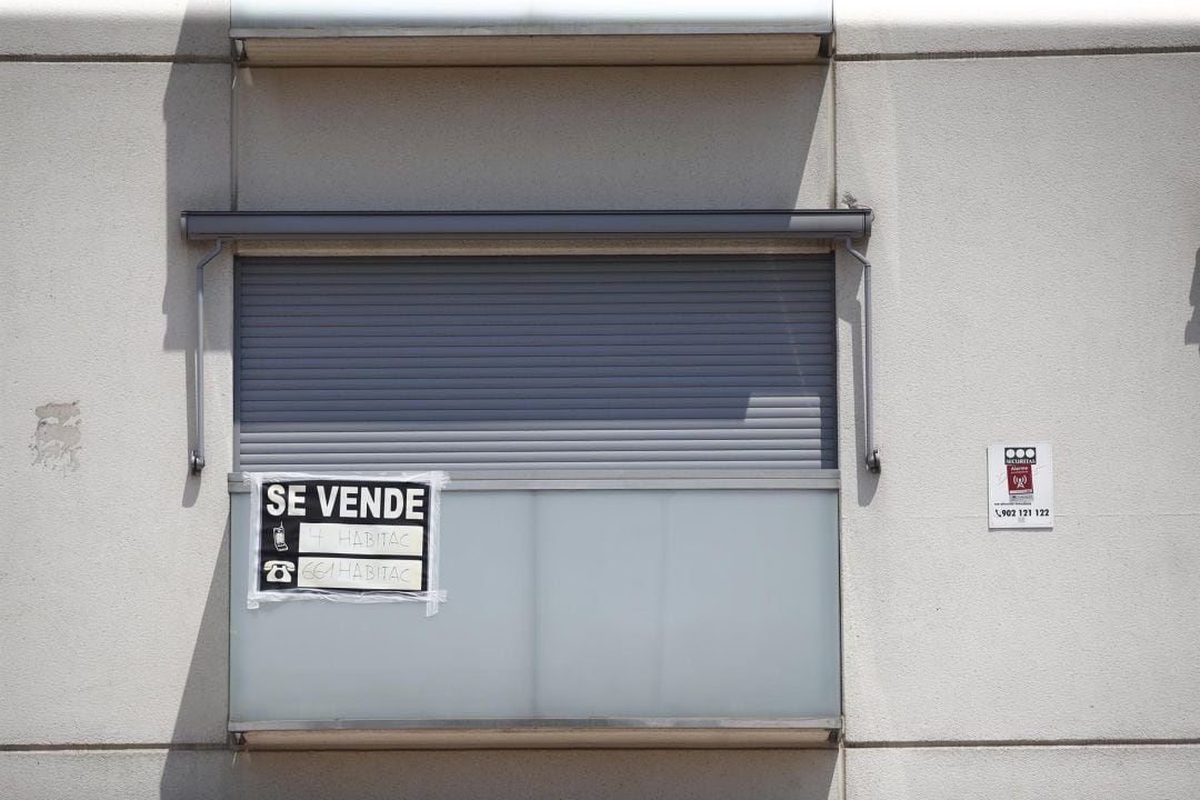 Archivo - Cartel de &#039;se vende&#039; en el balcón de un piso