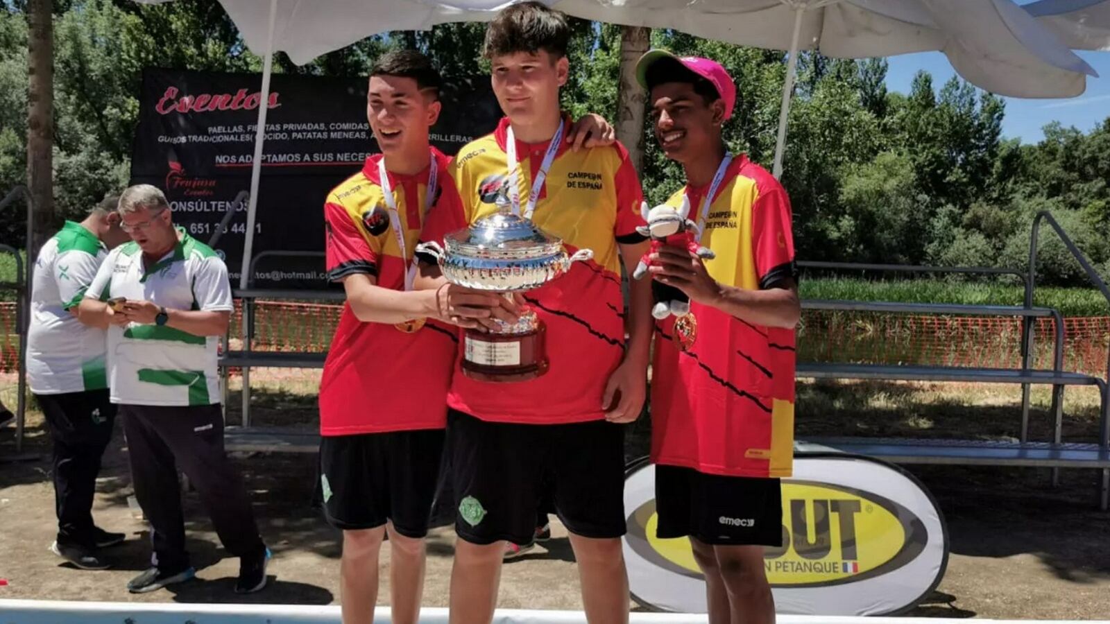 Los juveniles del Vergal P. C. de Elda con el  trofeo de campeón