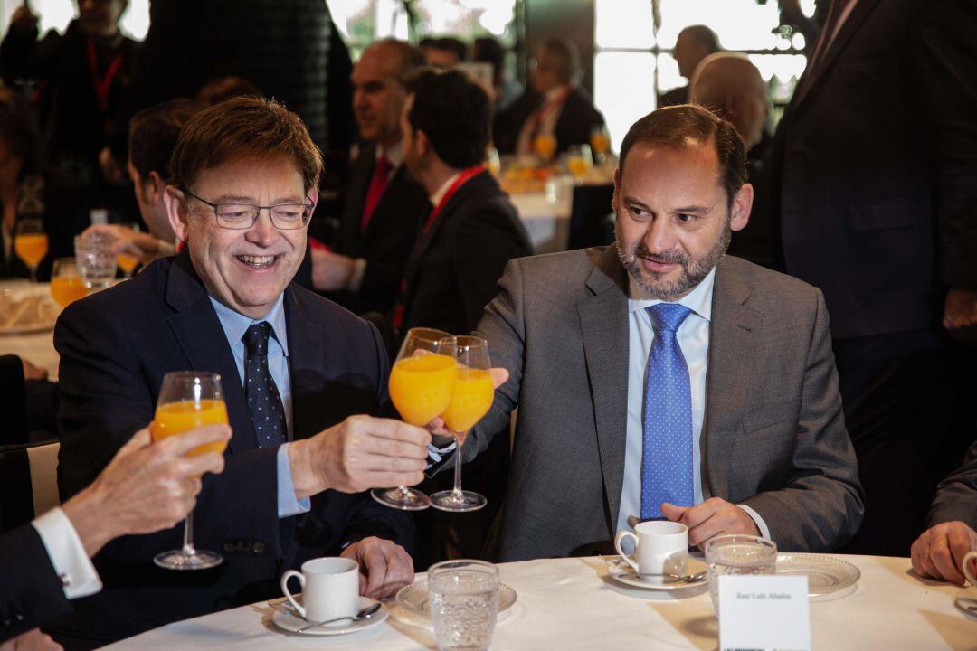 El ministro de Fomento, Jose Luis Ábalos (d), junto al president de la Generalitat, Ximo Puig (d), durante un coloquio organizado por el diario &quot;Las Provincias&quot;.