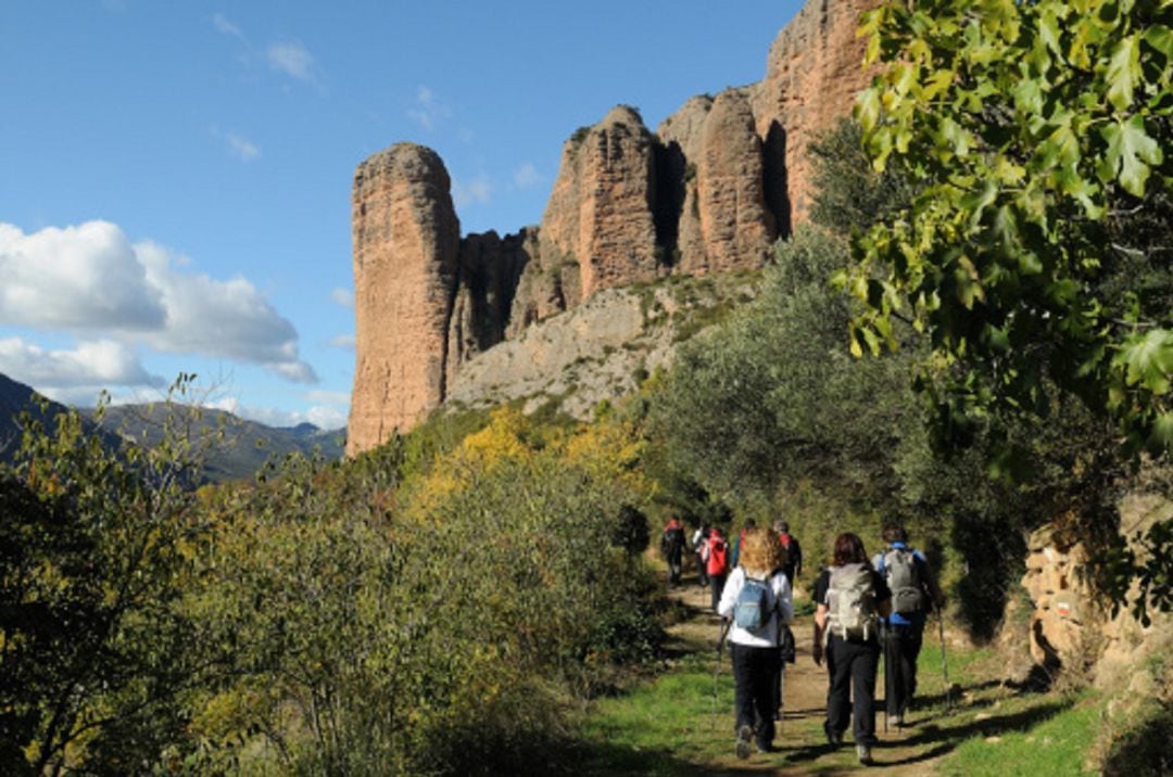 Senderistas en los Mallos de Riglos (Huesca)