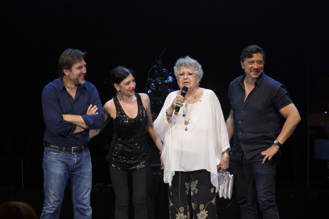 Imagen de la familia Bardem en el homenaje a Pilar Bardem por sus compañeros en el Circo Price de Madrid en 2017