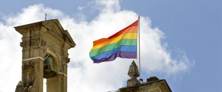 La bandera arcoíris porta las reivindicaciones de gais, lesbianas, transexuales y bisexuales.