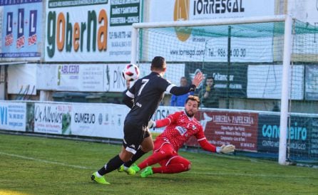 Hugo se topó con el meta Alberto en la acción siguiente al primer gol