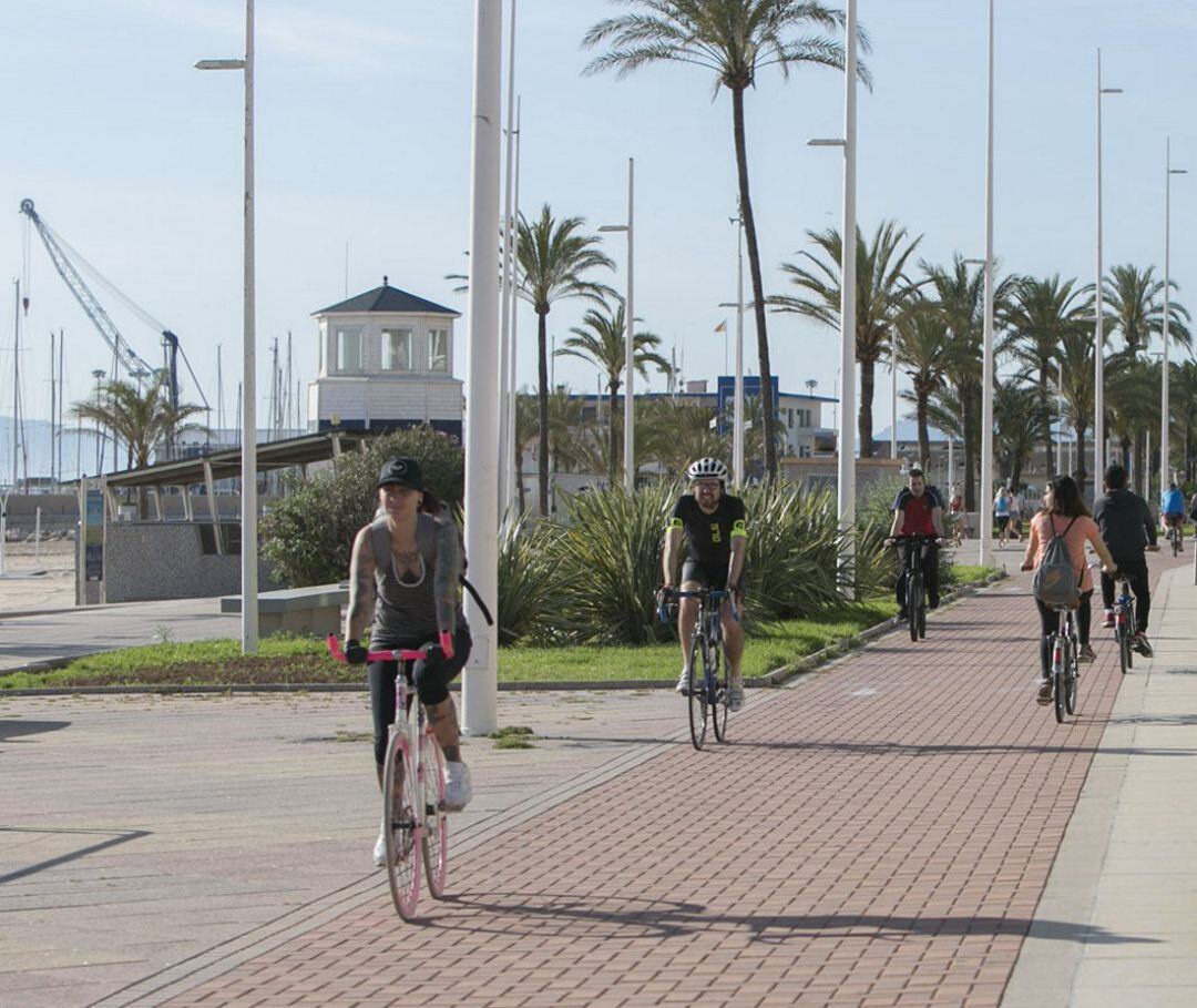 Carril bici en la playa de Gandia