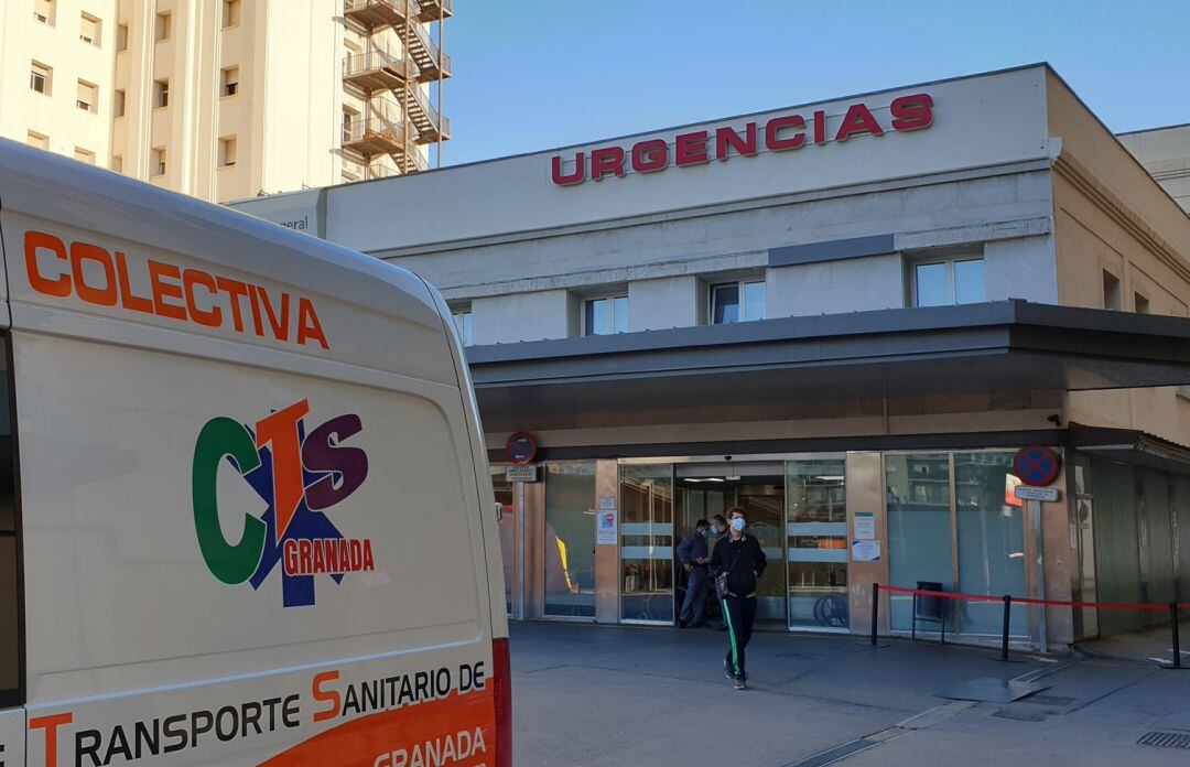 Foto de este mes de noviembre: una ambulancia acaba de dejar a un paciente en las Urgencias del Hospital Virgen de las Nieves de Granada