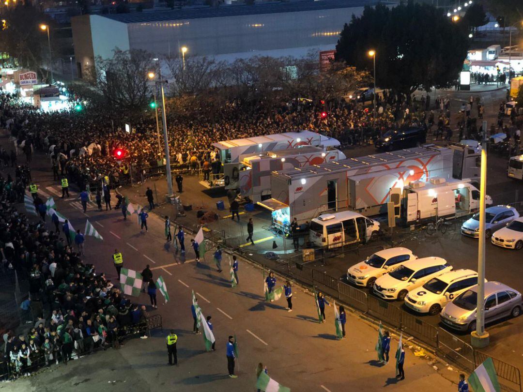 Inmediaciones del Benito Villamarín una hora y media antes del inicio del partido