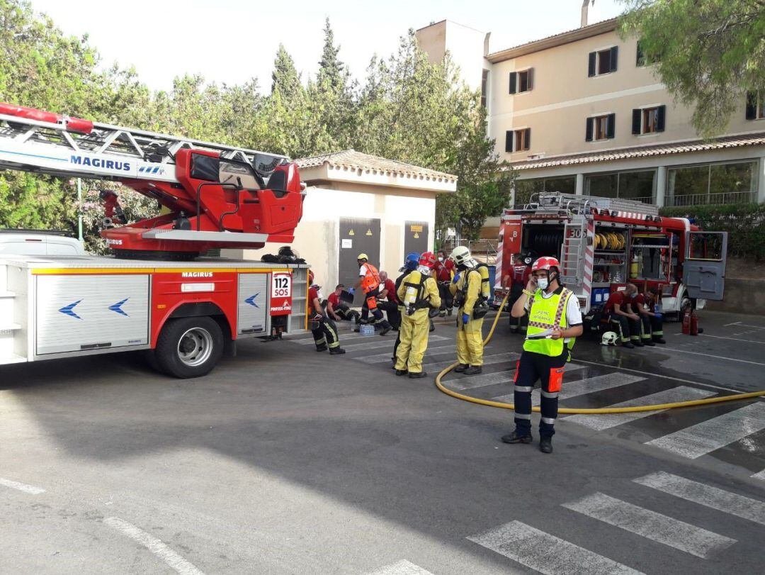 Los Bomberos de Mallorca en el incendio de la residencia de Calvià.