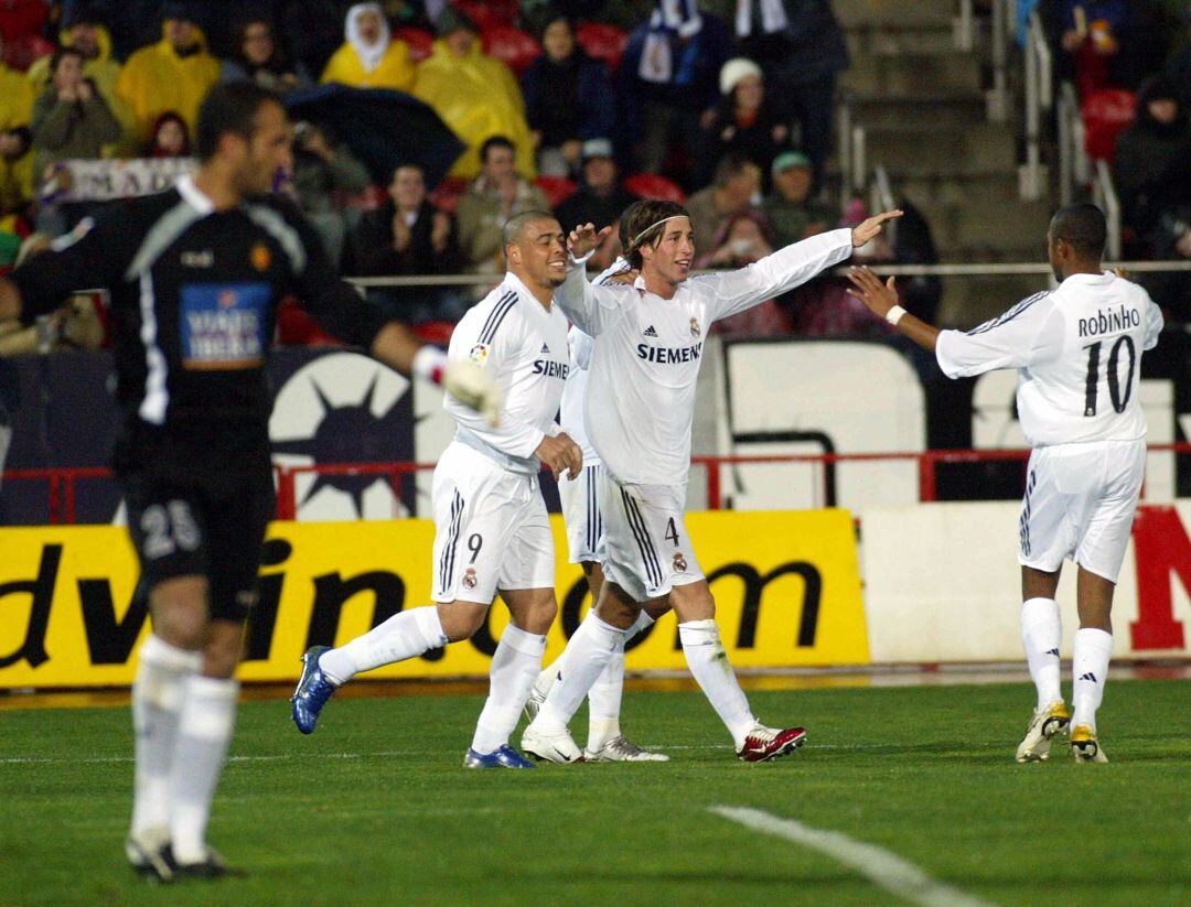 Ramos celebra un gol con Robinho durnte un partido contra el Mallorca. 