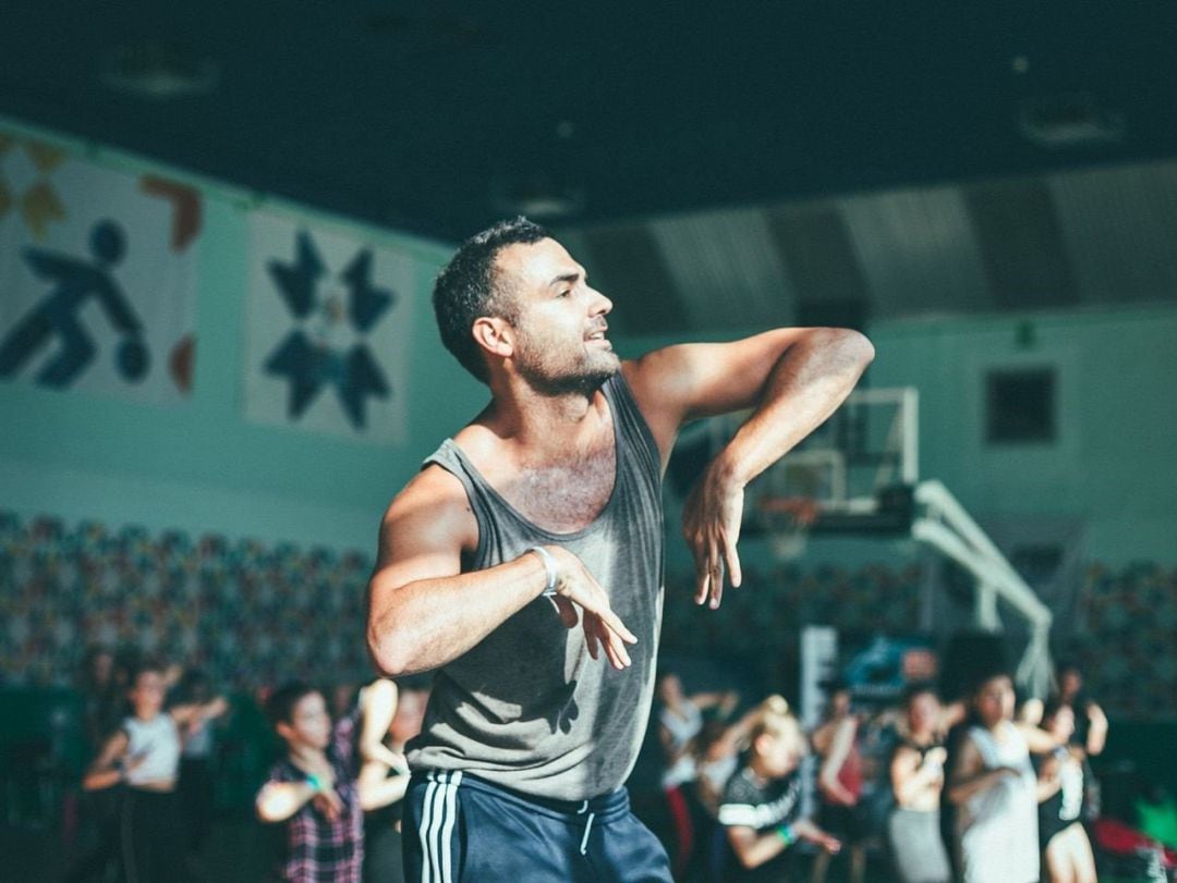 El coreógrafo y bailarín Iker Karrera enseñando una coreografía