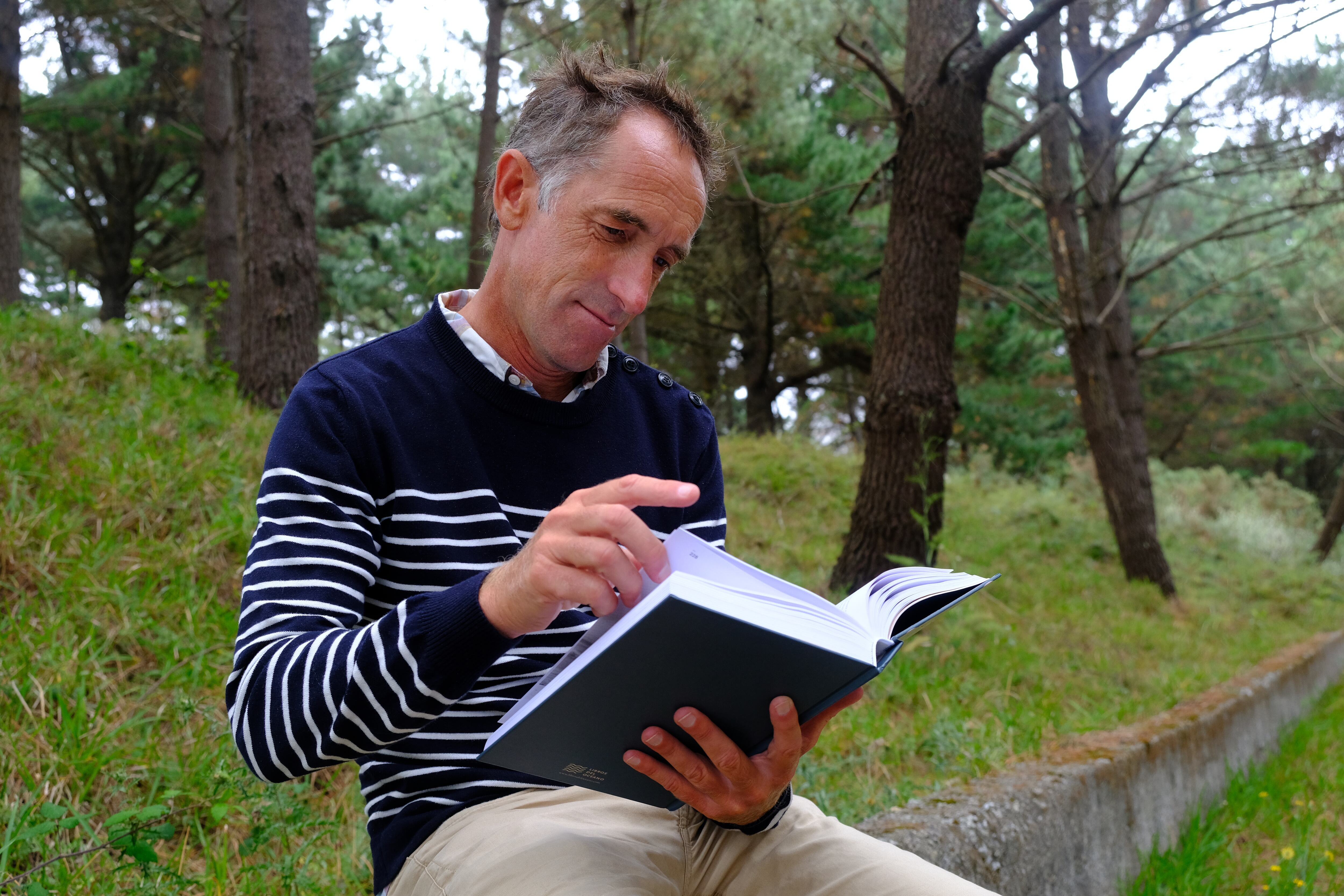 El ferrolano Jesús Busto publica “Otro mar”, un libro concebido como una recopilación de imágenes y datos sobre los orígenes del surf en Galicia, entre finales de los años 60 y principios de los 80. Foto: Kiko Delgado / EFE.