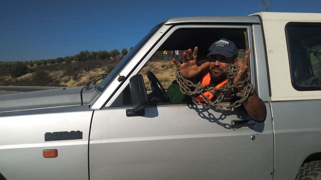 Uno de los agricultores partipantes en la tractorada, con unas cadenas en la manos para reivindicar la crisis de precios que sufre el sector