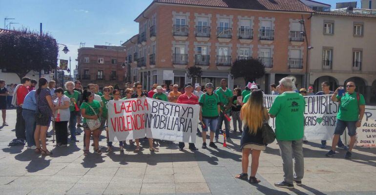 Manifestación de las familias de Juan Gris en Sanse