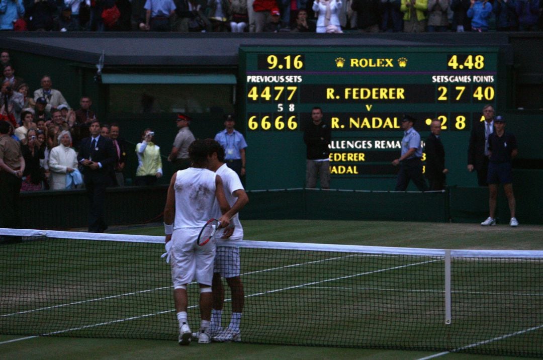 Rafael Nadal y Roger Federer se saludan al término de la final de Wimbledon 2008.